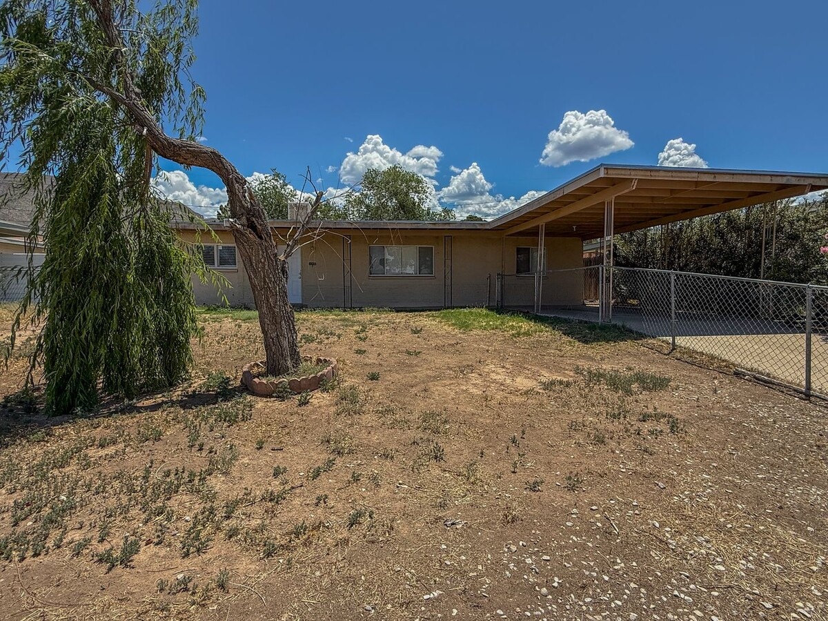 Conveniently located 3 bedroom 2 bath home! - Conveniently located 3 bedroom 2 bath home!