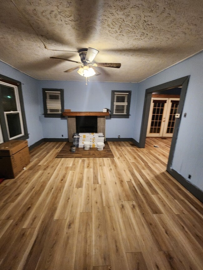 Photo - 717 Fourth St NE