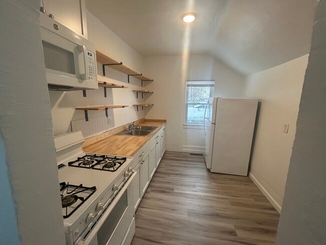 Building Photo - 421 W Bond St Unit 421 Upper