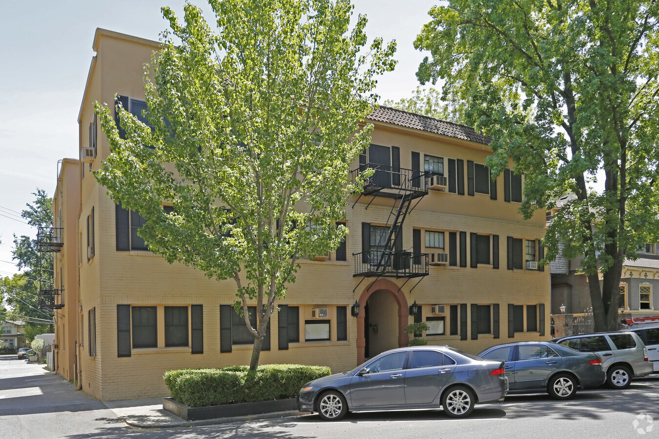 817 25th St - Senator Place Apartments