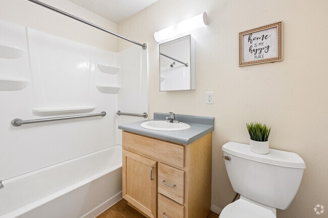 2BR, 1BA - 803SF - Bathroom - Mesa Del Norte