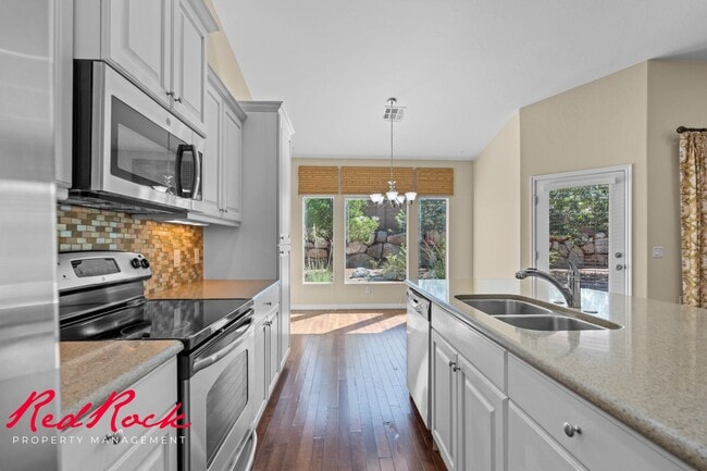 Building Photo - Sun River 2 Bedroom Home with Bonus Den! F...