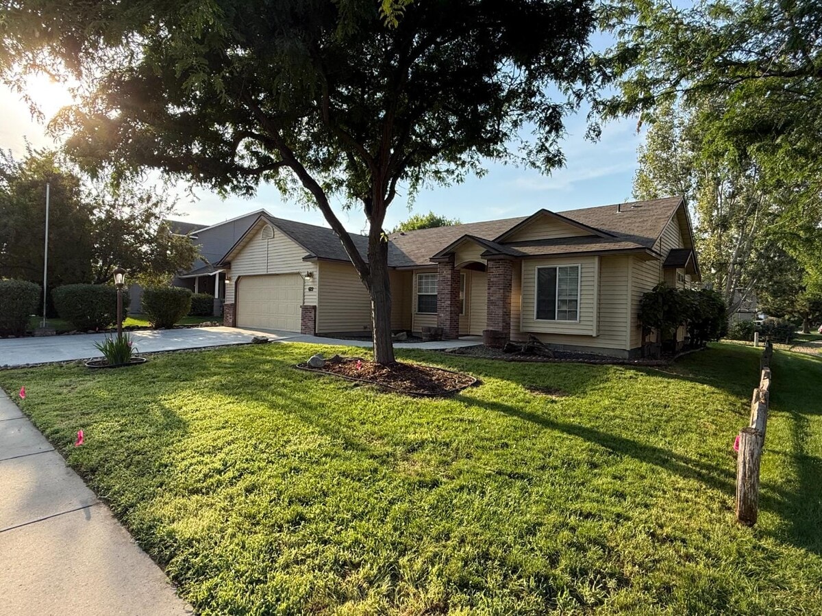 Photo - 622 Oxford Way