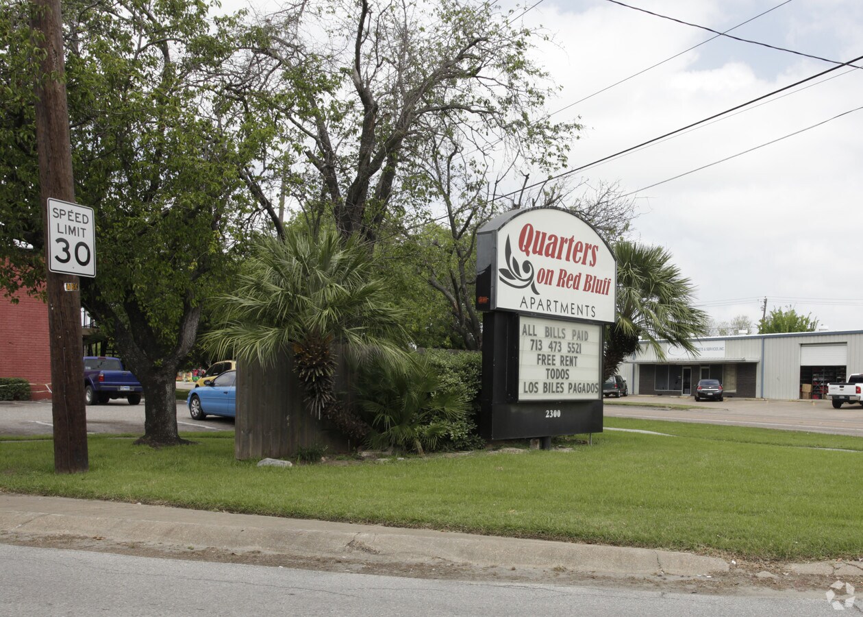 Chateau Creole - Quarters on Red Bluff