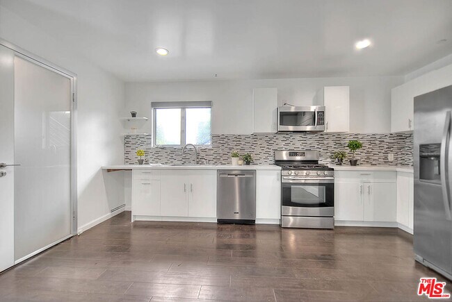 Photo - 1952 Beachwood Dr