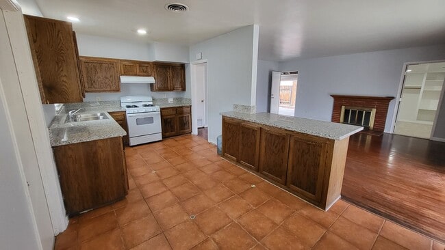 Building Photo - 2204 Bradley Ave Rental