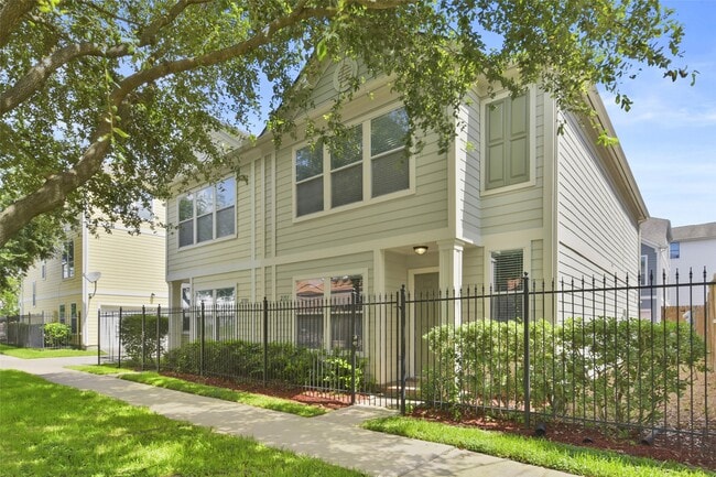 Photo - 2711 Polk St