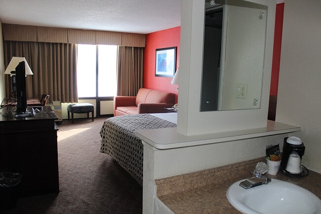 Lorain Studio Suites - Lorain Studio Suites Apartments