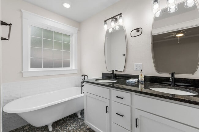 Photo - Charming 3 Bed / 2 Bath Single-Family Home with Detached 2-Car Garage in Temple ISD