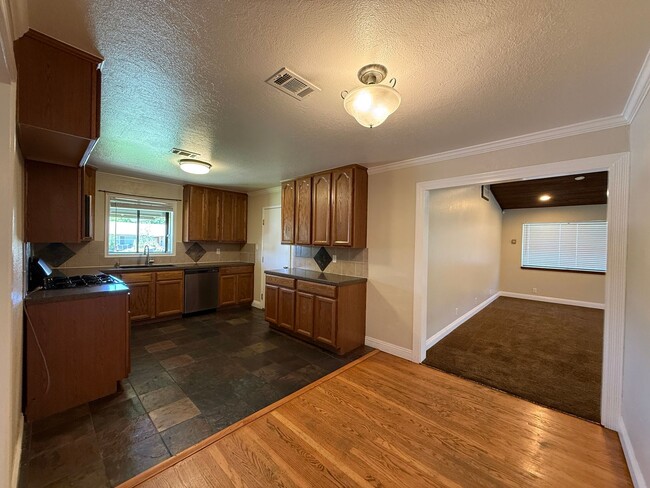 Photo - 309 Plum St