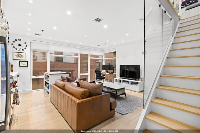 Building Photo - 313 Washington St Unit 7