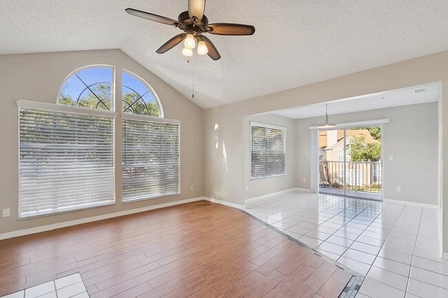 Photo - 682 Youngstown Pky Unidad 328