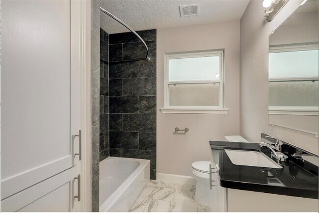 Photo - 4627 Maple St