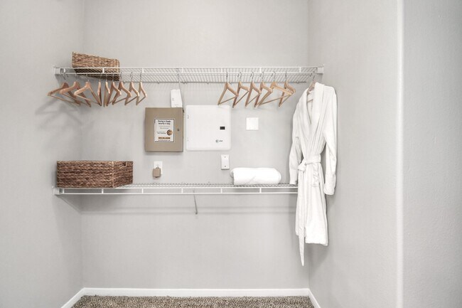 Building Photo - 6777 Sommerall Dr Unit 1536