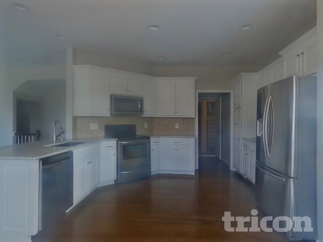 Photo - 5004 Woodstock St