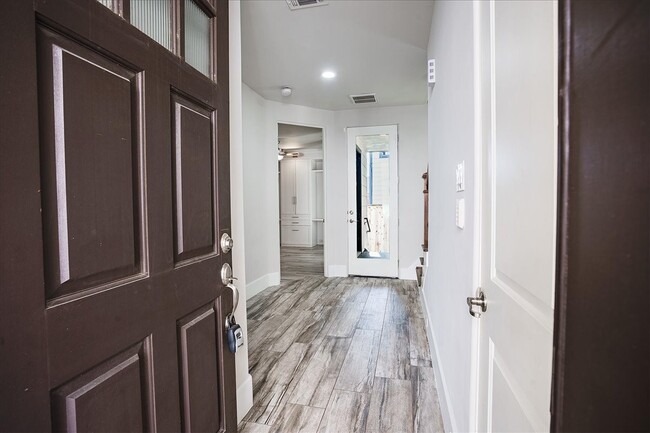 Building Photo - 5648 Larkin St