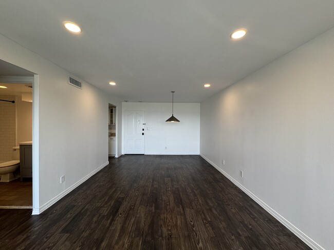 Sala de estar con iluminación LED regulable actualizada. - 1502 S Boulder Ave Unidad 16E