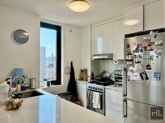 Building Photo - Stunning rent stabilized 1 bedroom with private balcony, onsite laundry, gym & roof deck