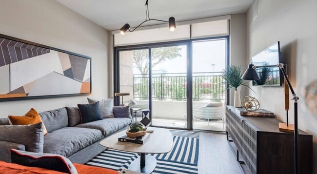 Photo - 901 Memorial City Way Unidad 6.115