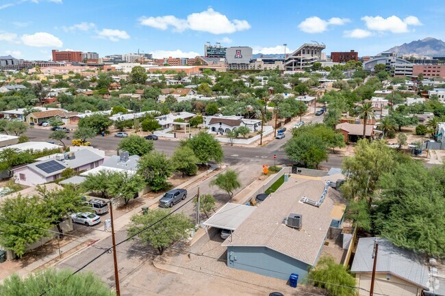 Building Photo - Charming remodeled home near UA