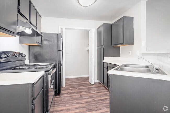 1BR, 1BA - 676SF - Kitchen - Brentwood Oaks Apartments