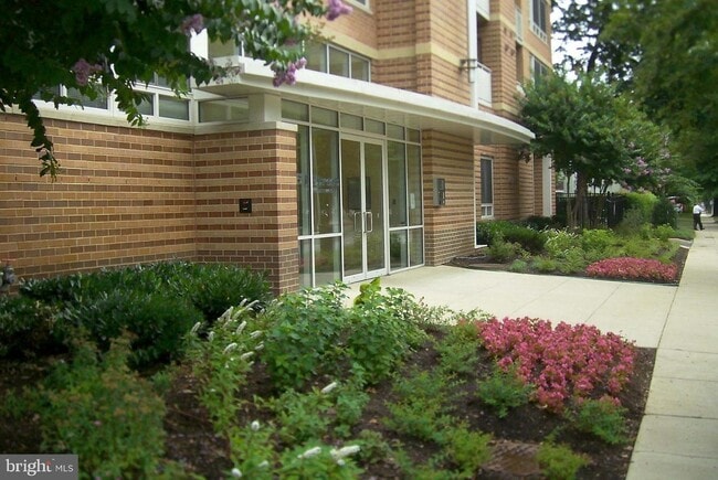 Building Photo - 355 I St SW Unit 122S