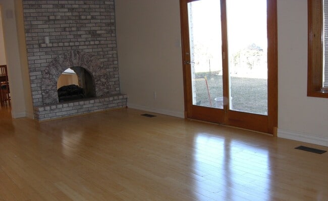 Photo - 1115 300 W