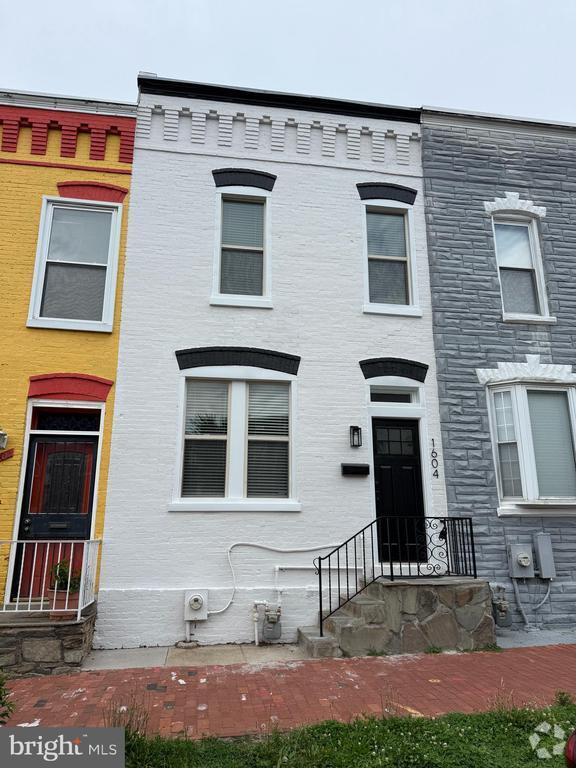 Building Photo - 1604 Levis St NE Rental
