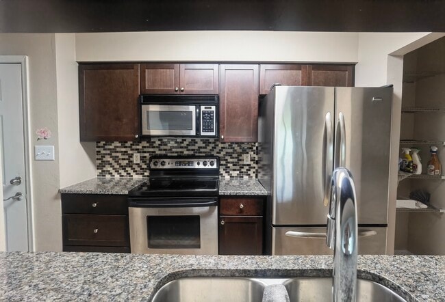 Building Photo - 1000 W Horatio St Unit 304 Rental
