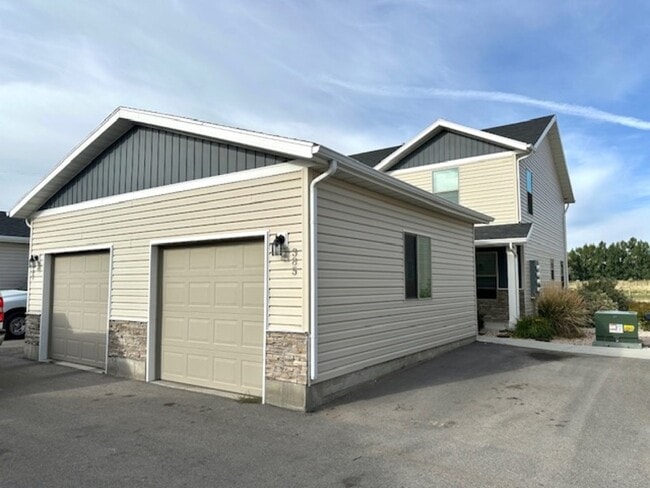 Photo - 385 480 W