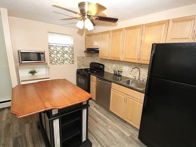 Building Photo - Updated 1 bedroom condo in ideal North Reading / Andover Rte 28 location.