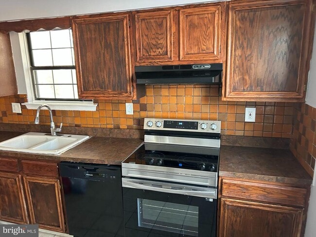 Photo - 28 Deedre Ln