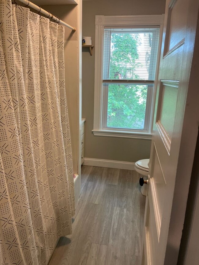 Building Photo - Huge 4 bed 3 bath Bi level unit near the Red Line and Commuter Rail in Quincy!