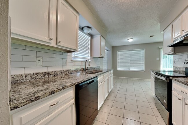 Photo - 18538 Spinney Ln