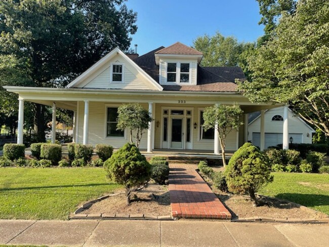 Charming 3 BD, 2.5 BA Home in Ideal Location! - Charming 3 BD, 2.5 BA Home in Ideal Location!