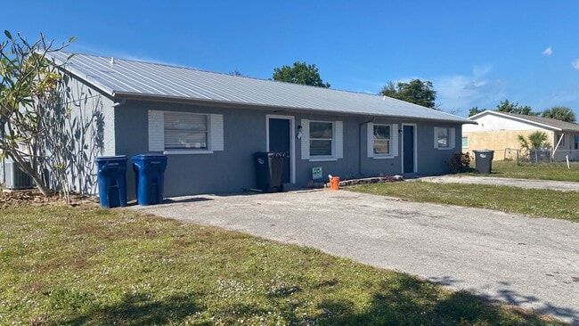 Photo - Fully Remodeled 2/2 Villa, Stainless, Granite Fully Tiled! WIFI Included!