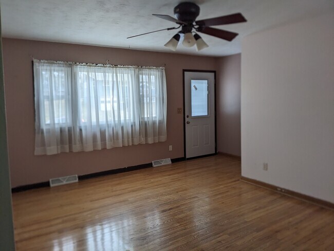 Living room - 1511 Tracy Ln