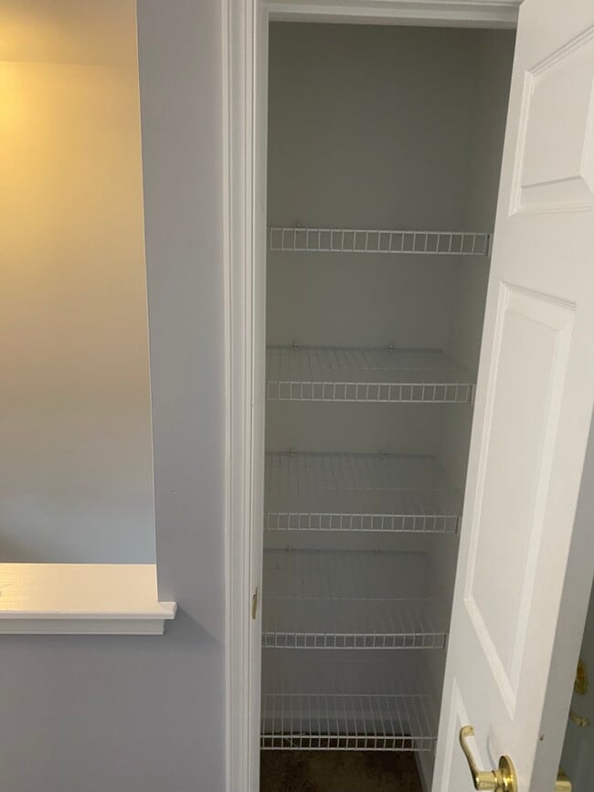 Linen closet - 4101 Strawbridge Ct