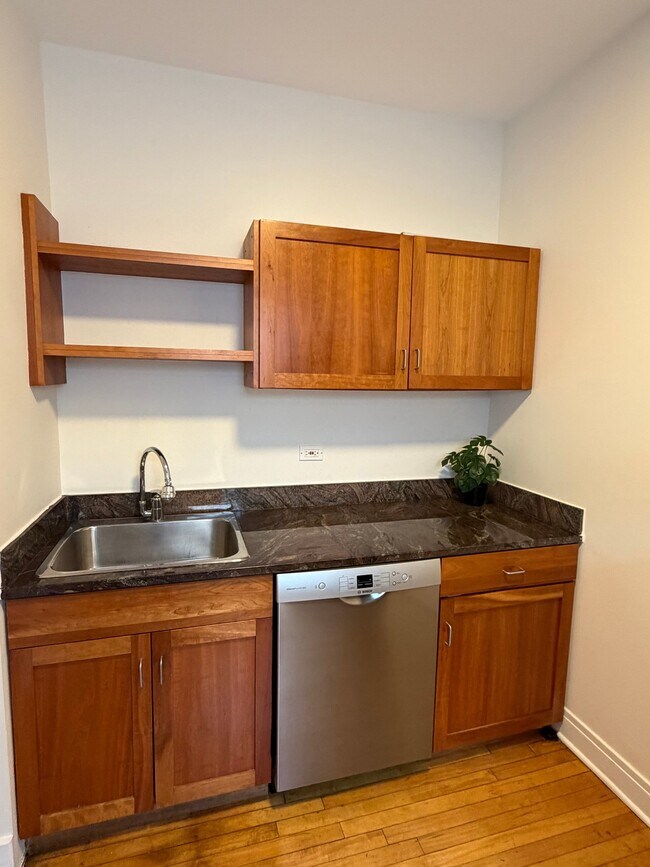 7025 N Sheridan Rd Unit 3N