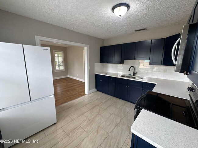 Photo - 1645 W 12th St