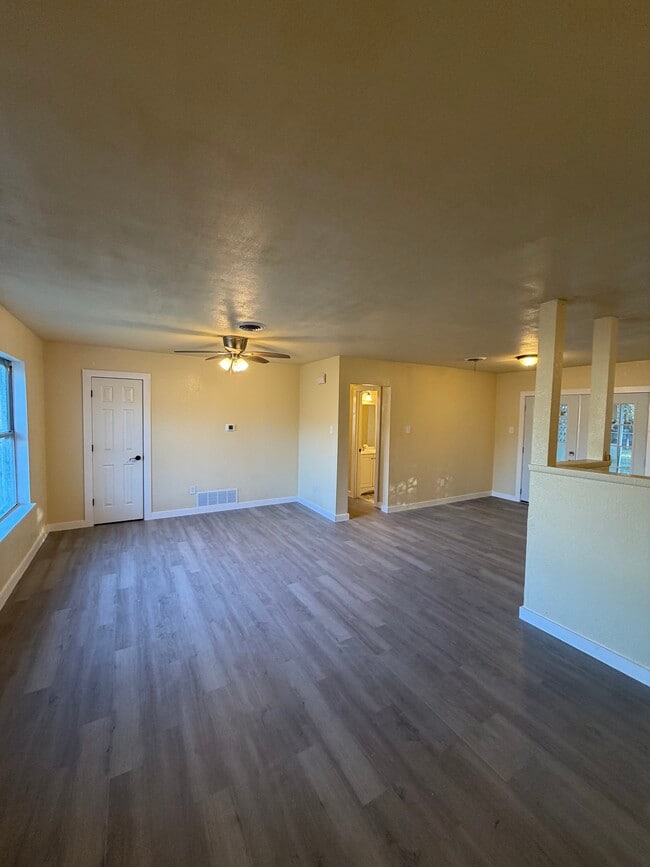 Building Photo - 903 Curry Ave