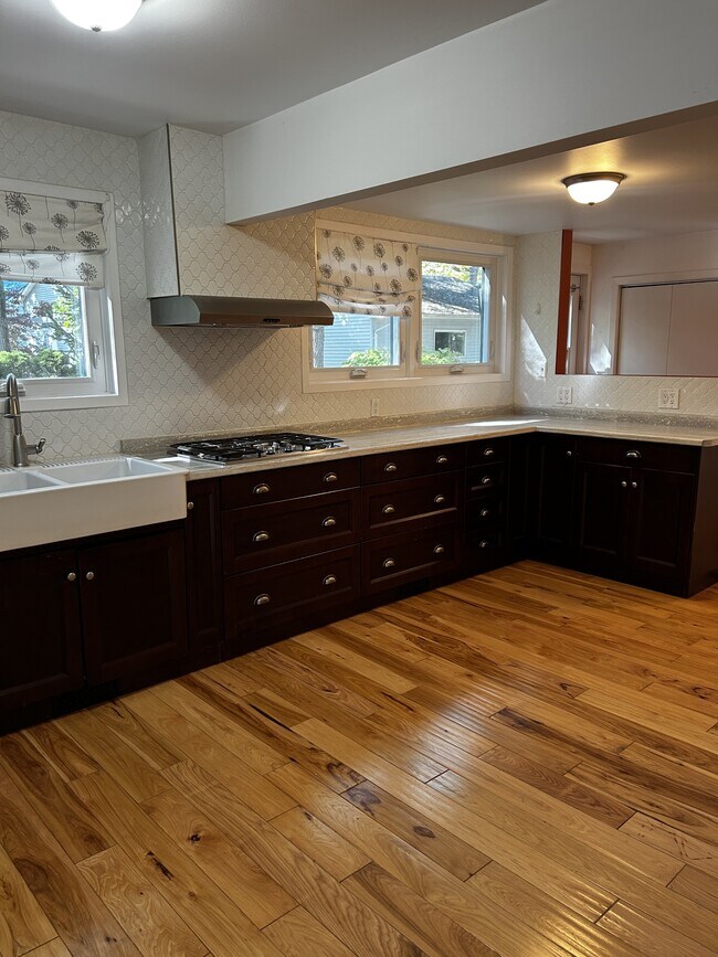 Photo - 1931 Lakeshore Rd