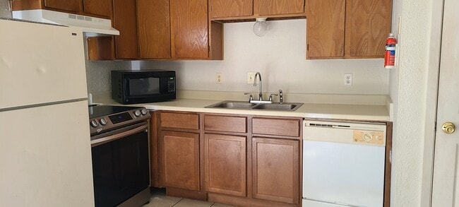 Building Photo - 1106 Verde Dr Unit 1