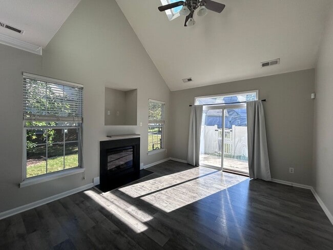 Photo - 3BR Townhouse Condo with Garage "ASK ABOUT OUR ZERO DEPOSIT"