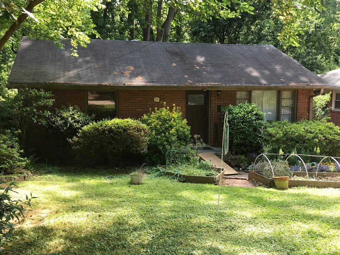 Like living in a forest, except you're in the heart of Decatur... - 174 Ridgeland Ave (Decatur, GA)