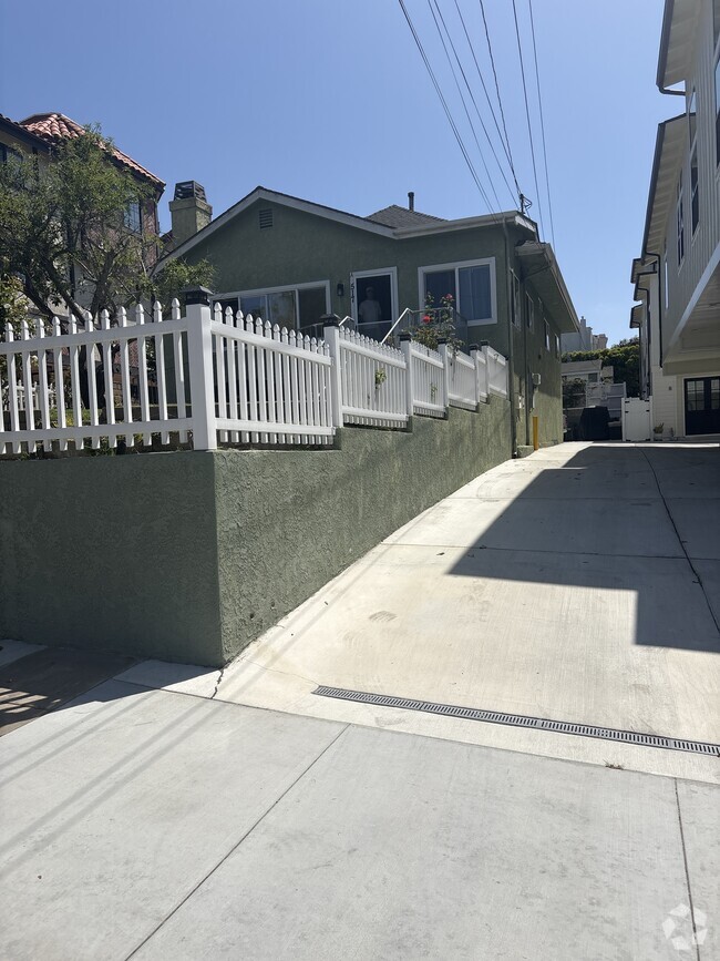 Building Photo - 517 N Irena Ave Unit B Rental
