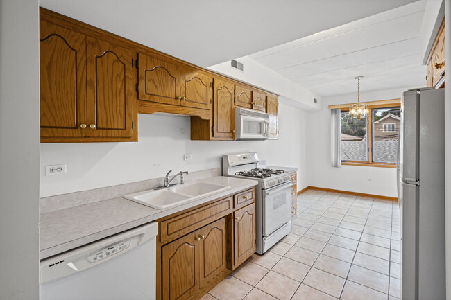 Eat-in Kitchen with dishwasher - 5632 S Narragansett Ave Unit 204