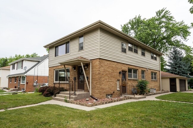 Building Photo - Spacious 3 Bedroom 1Bath Lower Duplex in P... Rental