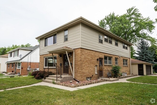 Building Photo - Spacious 3 Bedroom 1Bath Lower Duplex in P... Rental