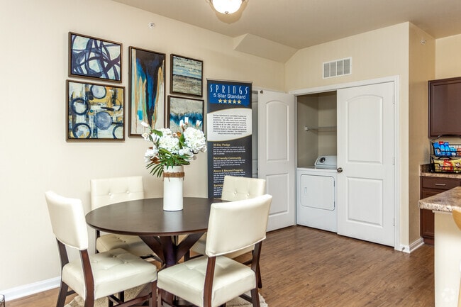 1BR, 1BA - Grand Terrace/841 SF